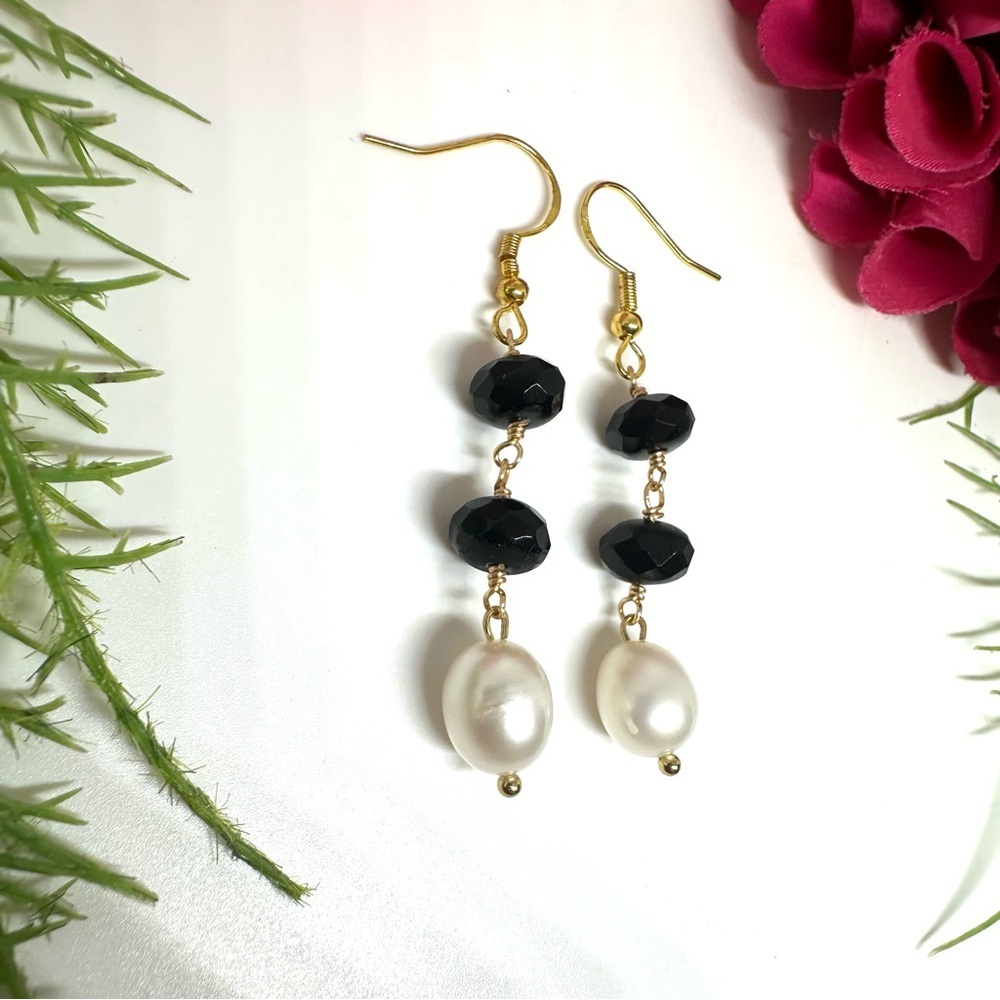NEW⚜️Freshwater Pearl & Black Crystal Dangly Earrings - Picture 3 of 5